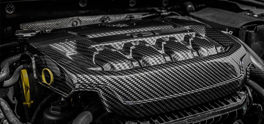 Nahaufnahme von Automotor aus Carbon