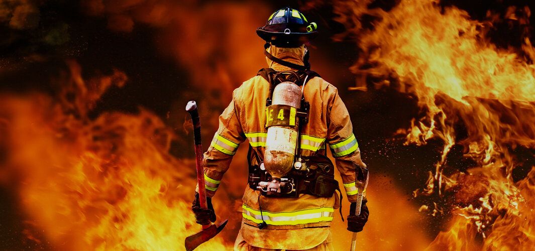 Ein Feuerwehrmann umgeben von Flammen