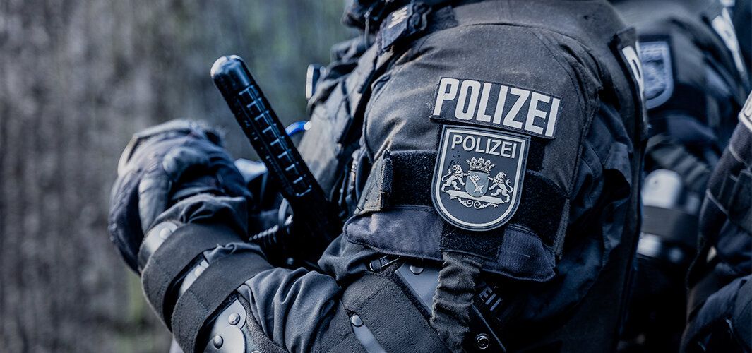 Nahaufnahme einer Polizei-Weste