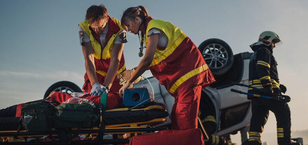Zwei Sanitäter, die an einer Unfallstelle ankommen