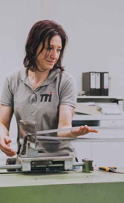 TTI Mitarbeiterin an der Schärmaschine in Werk 2