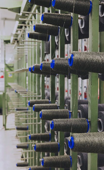 Nahaufnahme von Spindeln bei der Schärmaschine in Werk 2